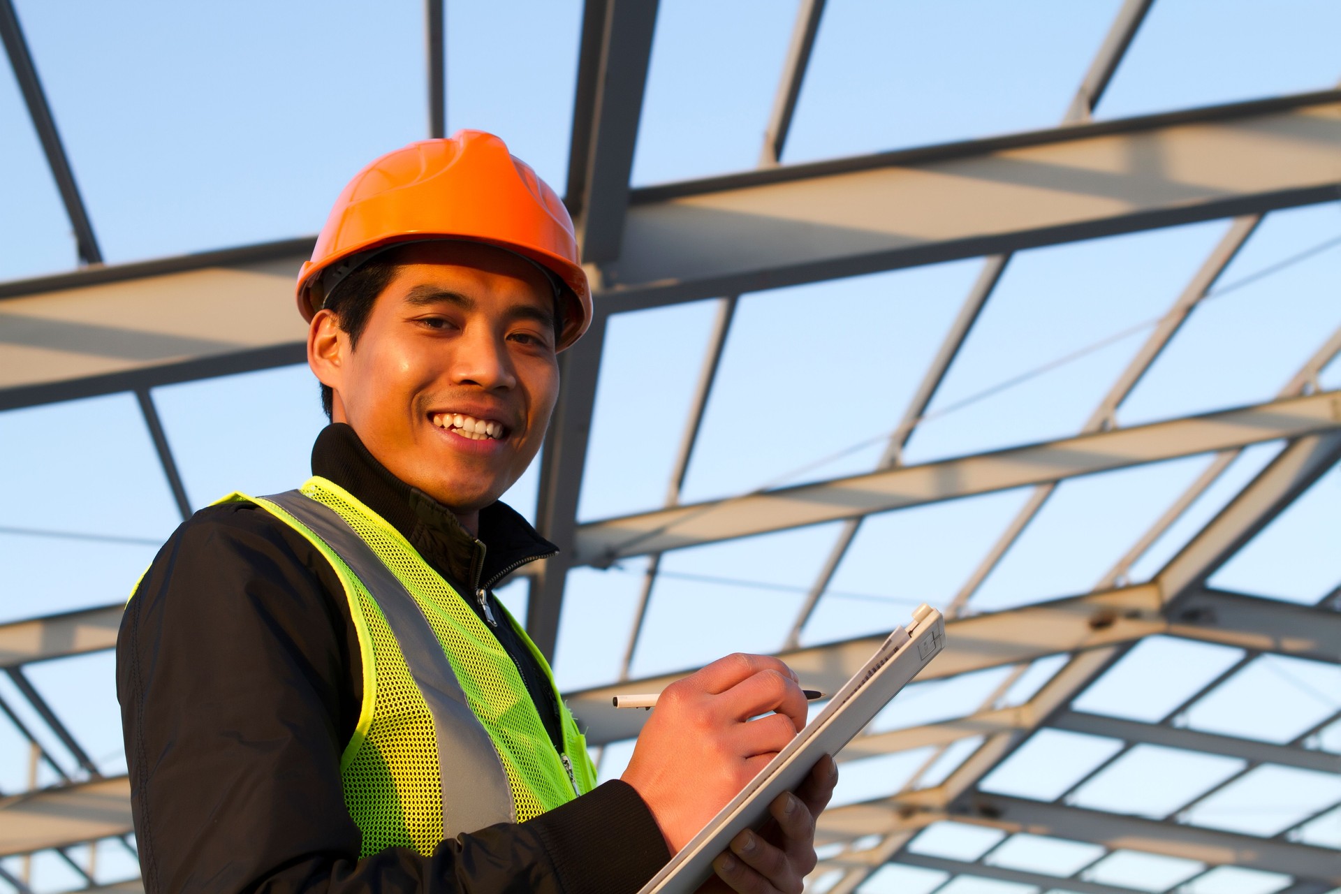 Engenheiro de construção com o novo edifício verificando plano