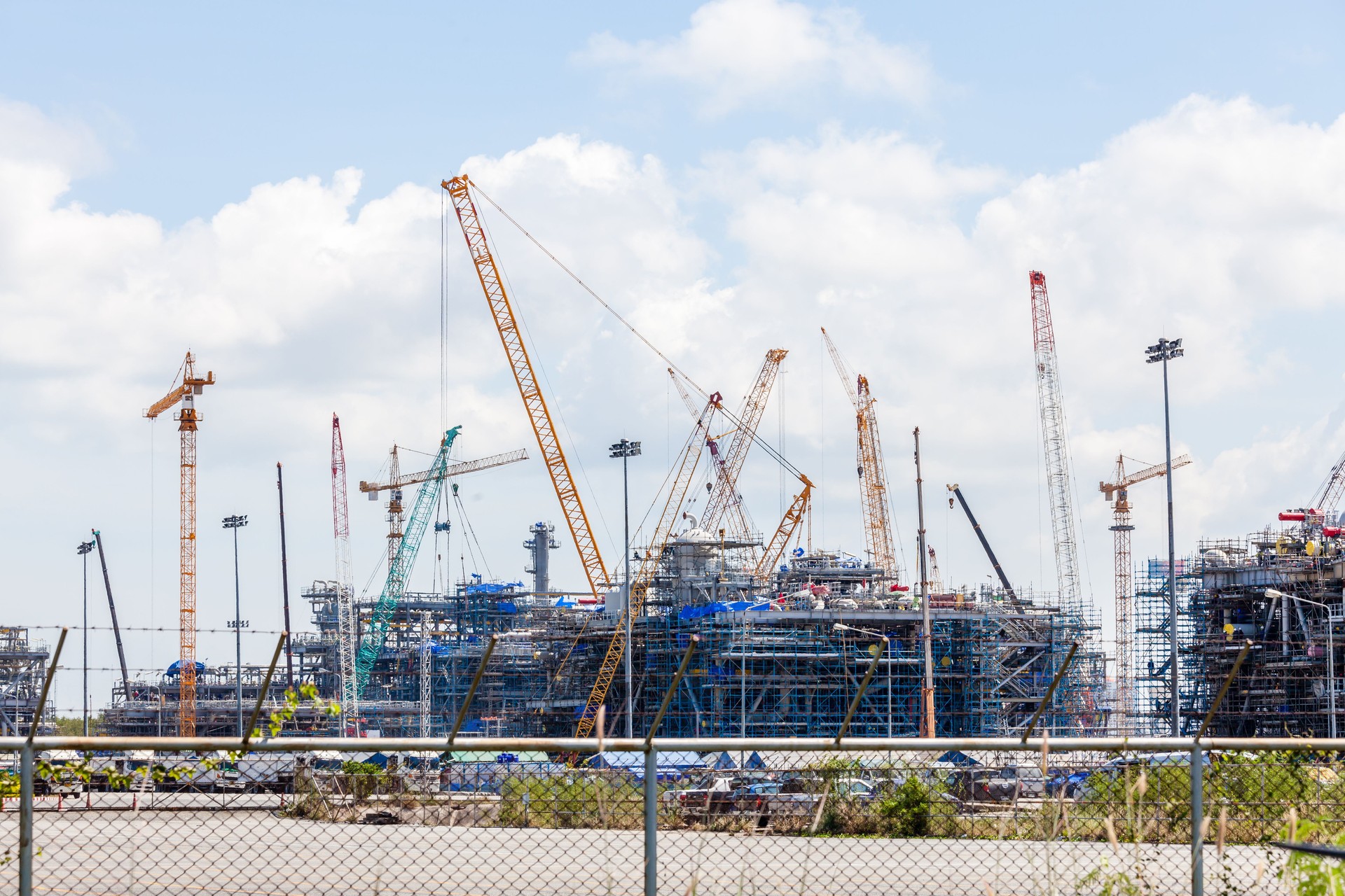 Instalações industriais estão atualmente em construção com grous